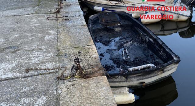 Barca incendiata nel Canale Burlamacca a Viareggio: proprietario vende il natante a più acquirenti e poi gli da fuoco 