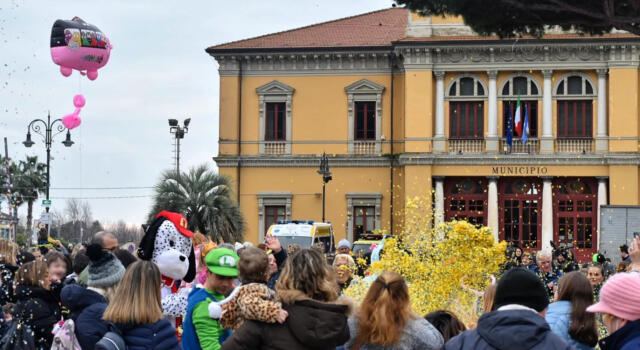 Pietrasanta: più di 200 bambini alla festa in piazza Matteotti