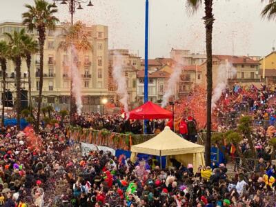 Coriandoli arancioni contro la violenza di genere al Carnevale di Viareggio