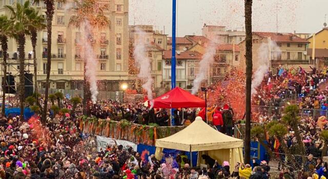 Coriandoli arancioni contro la violenza di genere al Carnevale di Viareggio