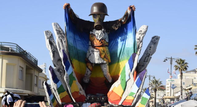 Petizione contro sfilata banda Nato al Carnevale di Viareggio