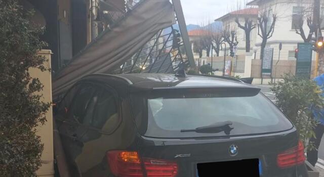 Incidente a Forte dei Marmi: auto sbanda e va a finire contro il ristorante TeraMare
