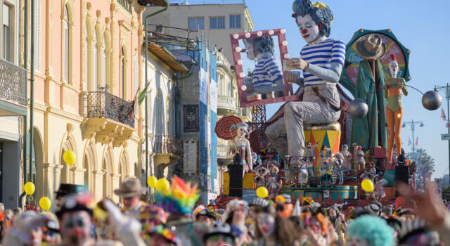 Il Carnevale di Viareggio in foto, i magnifici scatti del fotografo Stefano Dalle Luche