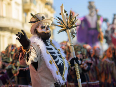 Giovedì Grasso al Carnevale di Viareggio, la sfilata in maschera notturna inizierà alle 18