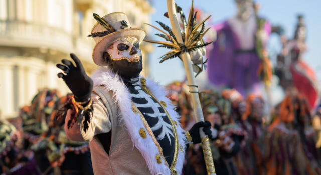 Giovedì Grasso al Carnevale di Viareggio, la sfilata in maschera notturna inizierà alle 18