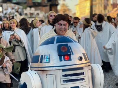 Le foto e le emozioni del Carnevale di Viareggio, aspettando domenica 12 febbraio per la seconda giornata