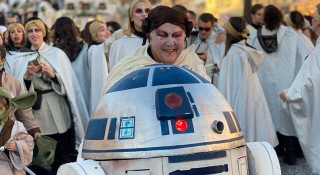 Le foto e le emozioni del Carnevale di Viareggio, aspettando domenica 12 febbraio per la seconda giornata