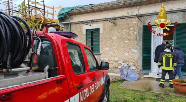 Crolla parete di una casa a Seravezza, nessun ferito