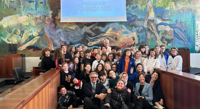 Gli alunni della scuola primaria Santa Dorotea di Viareggio incontrano il Sindaco a Palazzo comunale