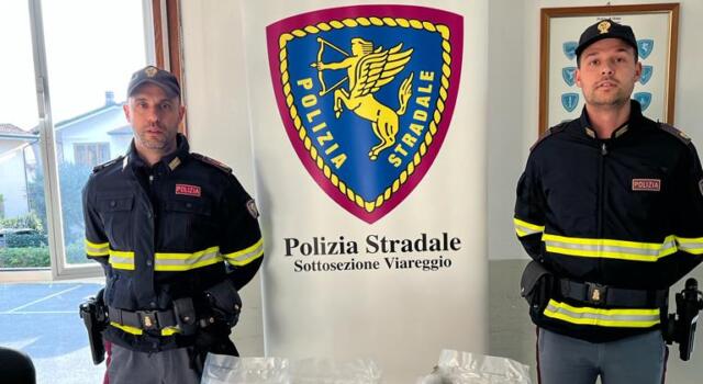 Trovato con 26 chili di droga nel bagagliaio, arrestato sulla A12