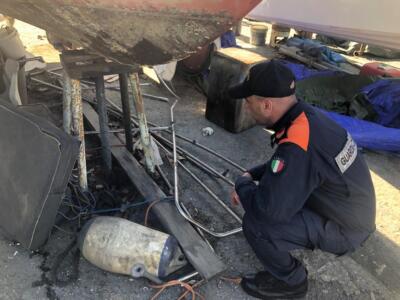 Rimessa abusiva per barche lungo il canale Burlamacca, denunciato il responsabile