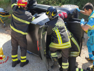 Incidenti stradali: automobile si ribalta sul fianco, conducente estratta dai Vigili del Fuoco