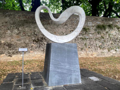 Pietrasanta, restaurato “Il cerchio del vento” in piazza Statuto