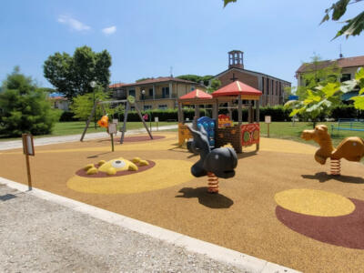 Al parco Piazza Versilia a Fiumetto la prima area gioco inclusiva
