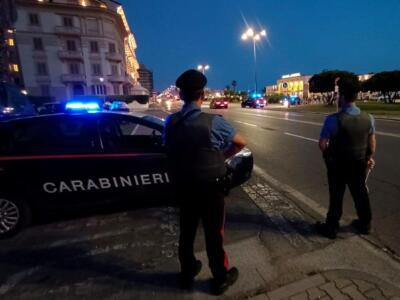 Tenta la rapina impugnando una bottiglia spaccata: arrestato 19enne