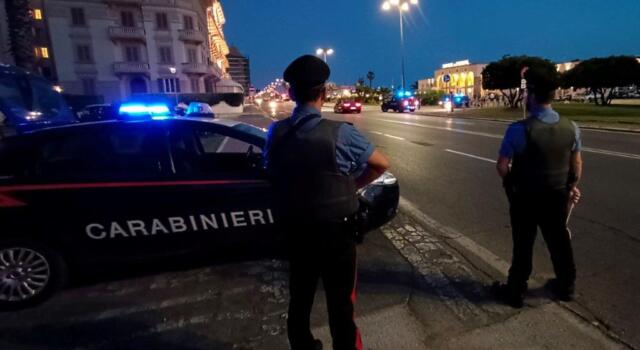 Tenta la rapina impugnando una bottiglia spaccata: arrestato 19enne