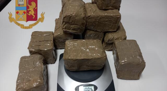 15 chili di hashish in auto, arrestato 44enne a Forte dei Marmi