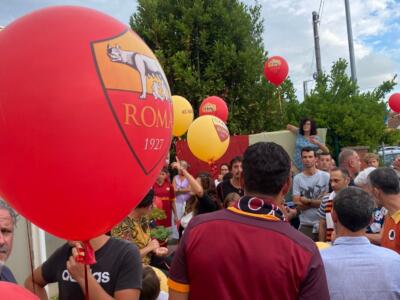 Una folla giallorossa per l’inaugurazione della sede del Roma Club Versilia