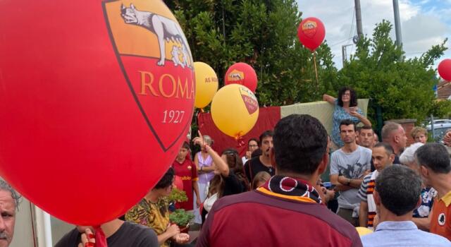 Una folla giallorossa per l&#8217;inaugurazione della sede del Roma Club Versilia