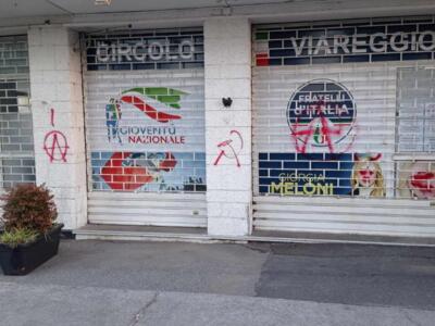 Viareggio: scritte anarchiche, imbrattata la sede di Fratelli d’Italia