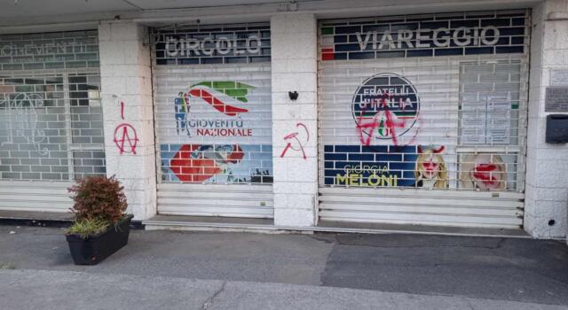 Viareggio: scritte anarchiche, imbrattata la sede di Fratelli d’Italia