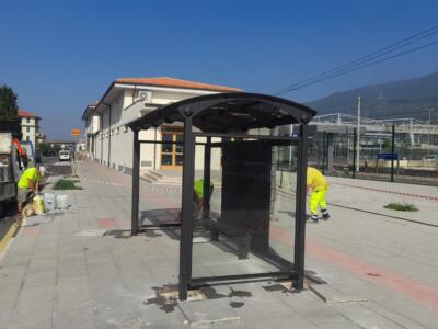 Querceta, nuova pensilina alla stazione ferroviaria, un utile riparo per coloro che aspettano l’autobus