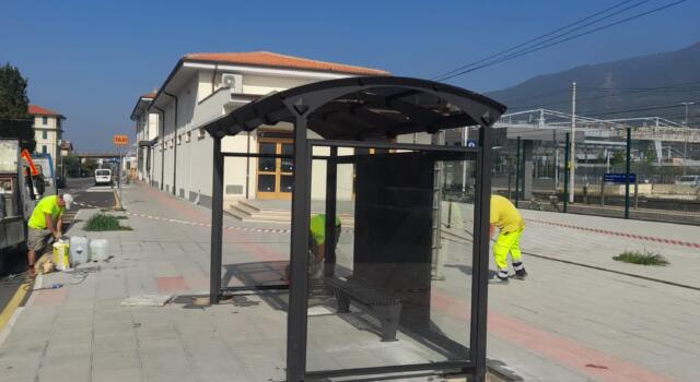 Querceta, nuova pensilina alla stazione ferroviaria, un utile riparo per coloro che aspettano l’autobus