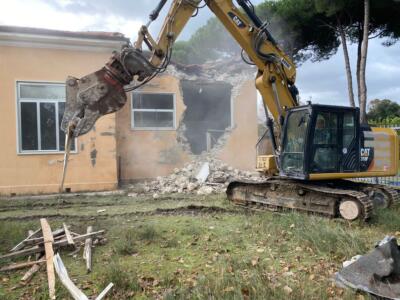Al via i lavori di demolizione della vecchia scuola Bibolotti