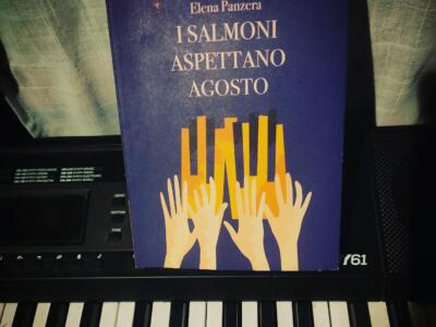 “I salmoni aspettano agosto” [recensione libro]