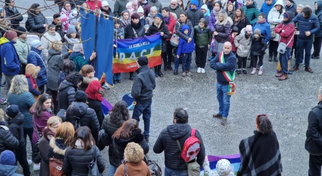 Salvate la scuola Martiri di Sant&#8217;Anna, manifestazione di studenti e cittadini