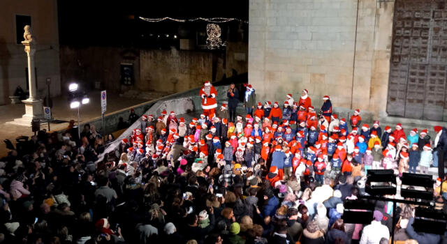 Un buon Natale cantato da oltre 200 bambini