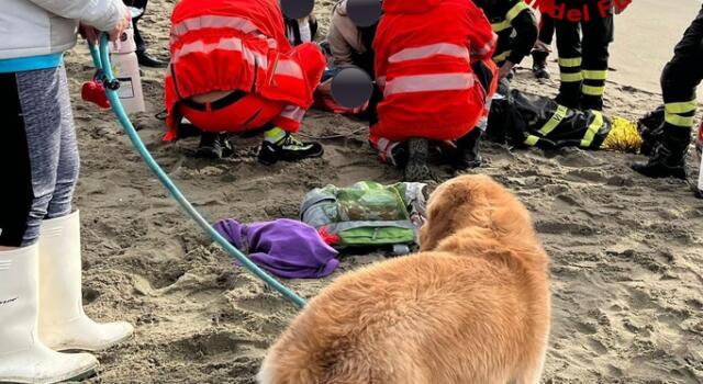 Si getta in mare per salvare il suo cane, ma è trascinato al largo: soccorso dai vigili del fuoco