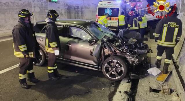 Incidente tra auto e furgone in galleria, due feriti