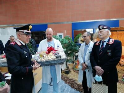 Doni ai bambini di pediatria, il gesto dei carabinieri al Versilia per la Befana