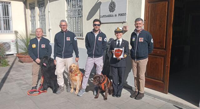 Visita della scuola cani salvataggio alla Capitaneria di Porto di Viareggio
