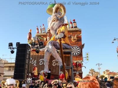 I giganti del Carnevale sfilano in Cittadella a Viareggio