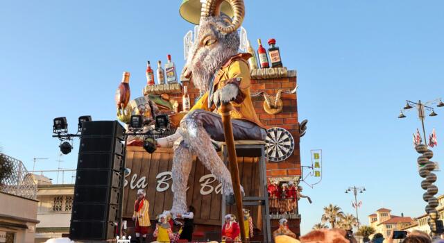 I giganti del Carnevale sfilano in Cittadella a Viareggio