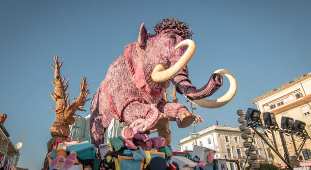 Elio e Rocco Tanica al Carnevale di Viareggio: è già giovedì grasso