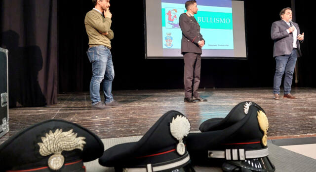 Studenti e carabinieri a confronto sul tema del bullismo
