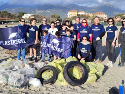 Zero plastica, volontari all’opera per ripulire le spiagge