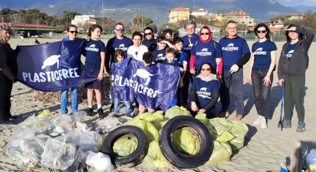 Zero plastica, volontari all&#8217;opera per ripulire le spiagge
