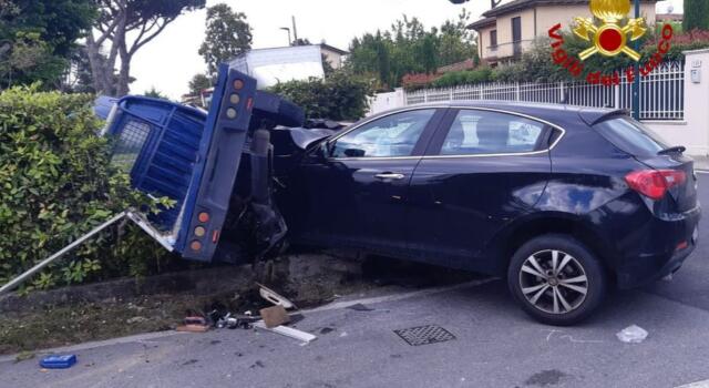 Violento incidente all&#8217;incrocio, un ferito