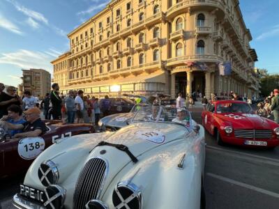 1000 miglia a Viareggio, sfilata di auto storiche in Passeggiata