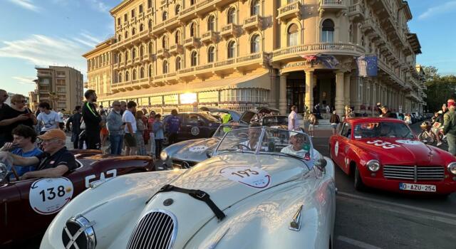 1000 miglia a Viareggio, sfilata di auto storiche in Passeggiata