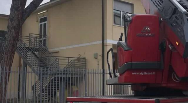 Maltempo: cade un albero su un tetto di una scuola a Viareggio