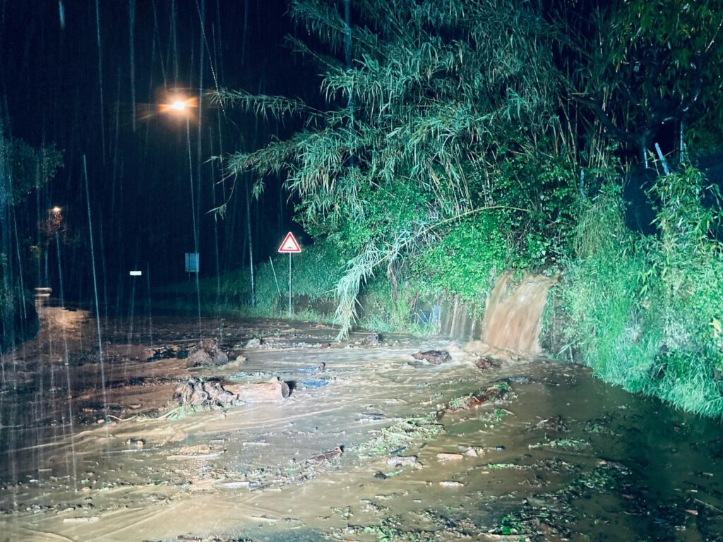 Maltempo, pioggia e frane, isolate alcune abitazioni 1 maltempo versilia