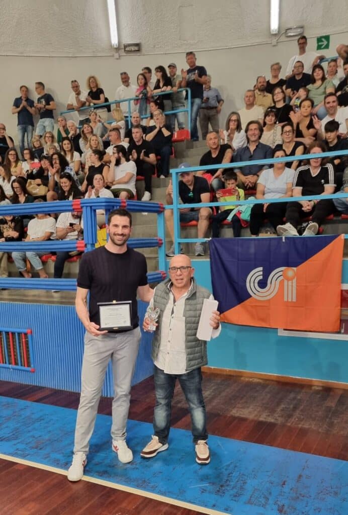 Foto manifestazione CSI 25 05 2025 testimonial Marco Falaschi premiato dal Direttore Tecnico regionale Antonio Pastorelli