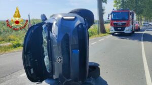 Auto ribaltata vigili del fuoco fornacette