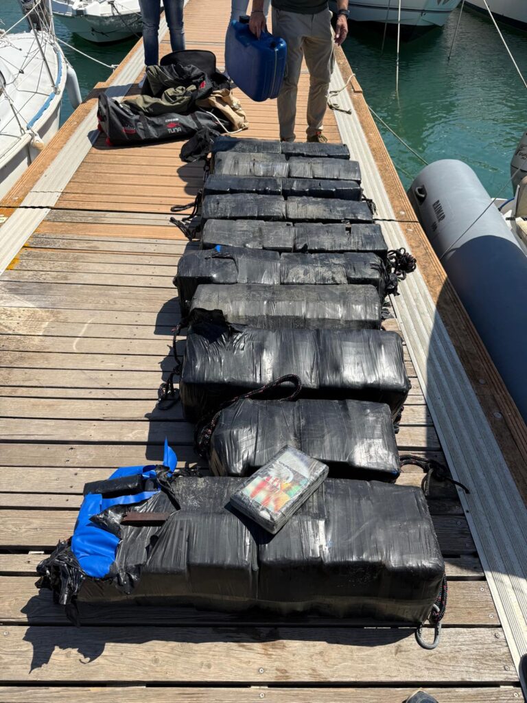 foto 4 stupefacente ancora imballato e scaricato su pontile