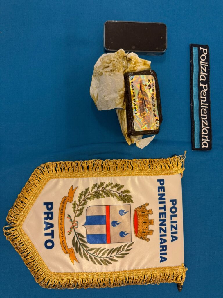 Ancora droga e un mini cellulare lanciati nel carcere di Prato: sequestrati hashish e smartphone